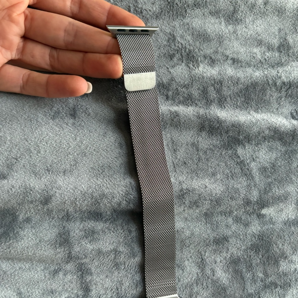 Authentic Apple Watch Milanese Loop – Silver – 38/40/41mm – Magnetic - Picture 3 of 3